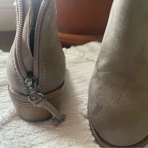 Sleek Gray Ankle Boots with V-Cut Design - Picture 5 of 5